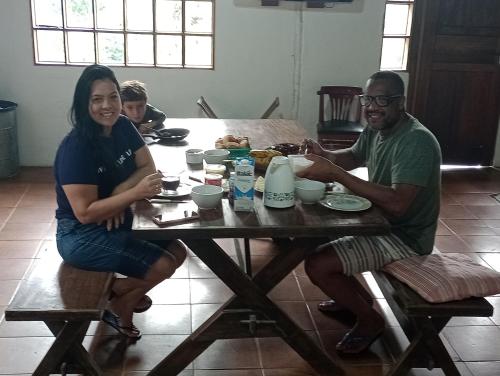 维奥康德马奥Gran Camping Cabanas da Fazenda的坐在桌子上的男人和女人