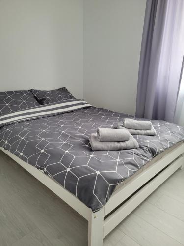 克拉科夫Apartament Mistral的卧室内的一张带两个枕头的床