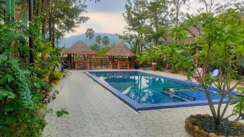 贡布Jasmine Resort Kampot的度假村的游泳池