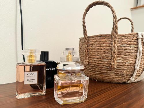 阿布扎比Luxury private sea view room的一张桌子,上面放有两瓶香水和一个篮子