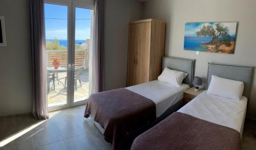 依拉佩特拉Zax sea view villas的海景客房 - 带两张床