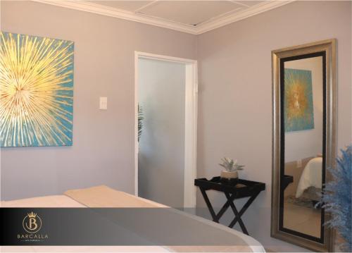 马塞卢Barcalla Hotel Apartments的卧室配有壁画和镜子