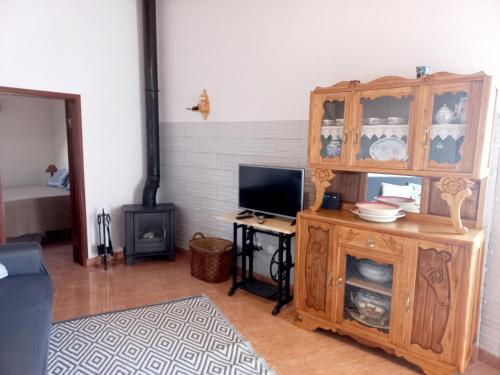 博尔代拉O Refúgio dos Pais的客厅配有木柜和电视