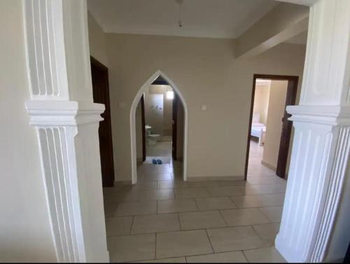 Ruirudeep east的一条带白色柱子的走廊和一个带镜子的走廊