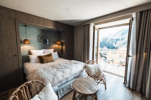 博福特Hôtel de la Roche的一间卧室设有一张床和一个美景阳台