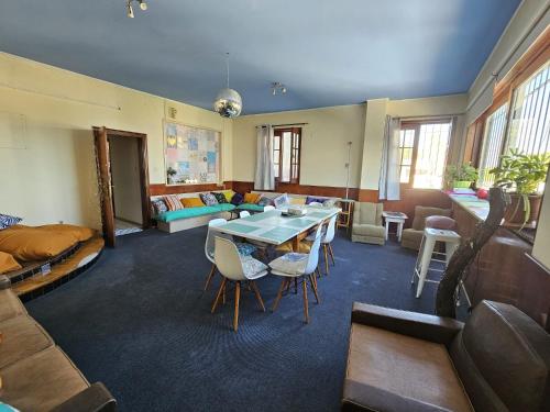 蒙得维的亚Montevideo Hostel的客厅配有桌子和沙发