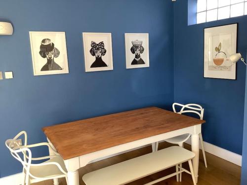 HubyTime House Cottage的一间设有桌子和蓝色墙壁的用餐室