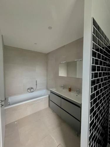 PomerolLe Logis de Pomerol的白色的浴室设有浴缸和水槽。