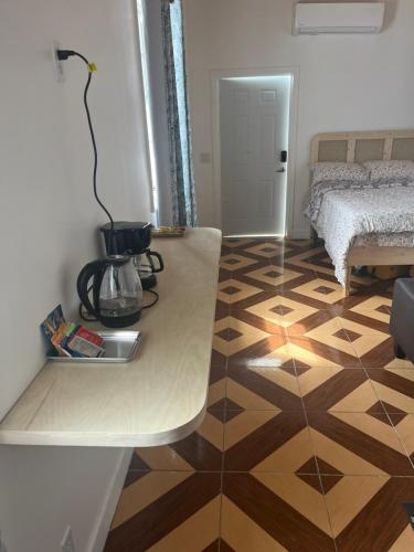 马尔斯港SanAndros Airbnb的带桌子的房间和一间带床的卧室