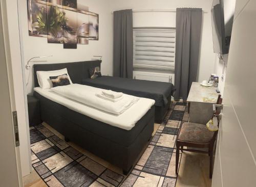 圣英贝特维尔德帕克酒店的一间小卧室,配有一张床和一张桌子