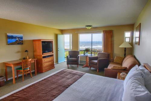 亚查茨Fireside Motel的酒店客房设有一间带一张床和一张书桌的卧室