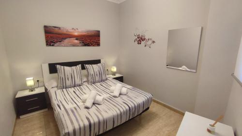 库列拉El Faro - Beach的一间卧室配有带枕头和镜子的床