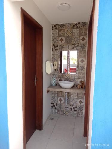 阿帕雷西达Pousada Mundo Novo的一间带水槽和镜子的浴室