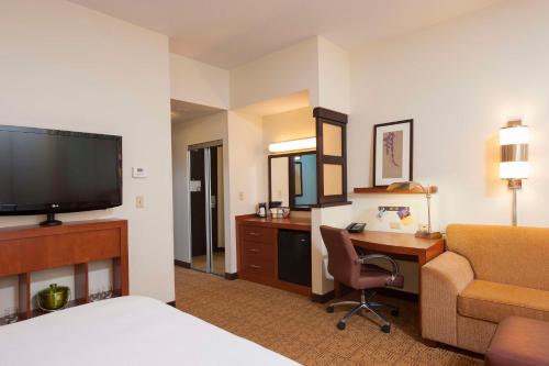 德梅因梅因市中心凯悦嘉轩酒店的酒店客房配有一张床和一张带电脑的书桌