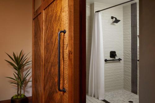 沃思堡沃斯堡凯悦嘉轩酒店的浴室里设有玻璃门淋浴