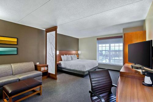 弗雷德里克斯堡弗雷德里克斯堡玛莉华盛顿凯悦酒店的一间酒店客房,配有一张床和一台电视