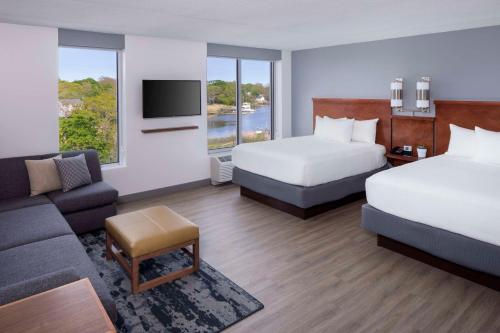 河头镇长岛东岸凯悦嘉轩酒店的酒店客房,设有两张床和一张沙发