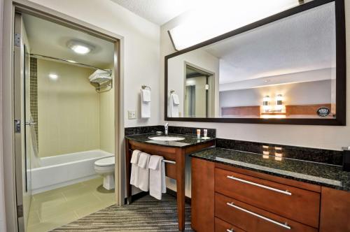 伊甸草原Hyatt Place Minneapolis Eden Prairie的一间带水槽和镜子的浴室