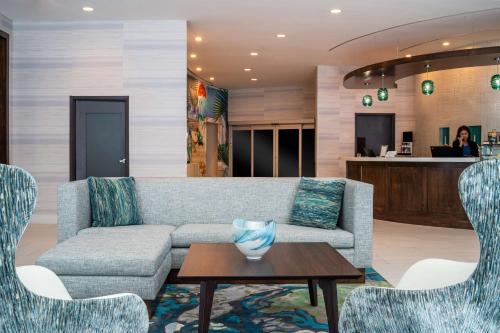 西棕榈滩西座落滩凯悦普雷斯酒店的客厅配有沙发、椅子和桌子