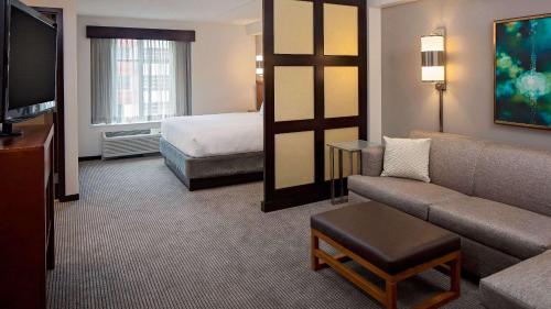 匹兹堡匹兹堡北海岸凯悦嘉轩酒店的酒店客房设有一张沙发和一张床