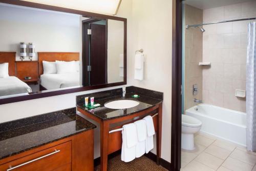 梅萨梅萨/凯特帕里斯菲尼克斯酒店的一间带水槽、卫生间和镜子的浴室