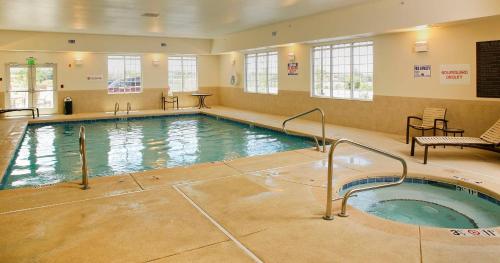 圣达菲圣达菲凯悦嘉轩酒店的一个带热水浴缸的大型室内游泳池
