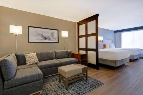 圣安东尼奥圣安东尼奥北石橡树凯悦嘉轩酒店的酒店客房设有一张沙发和一张床