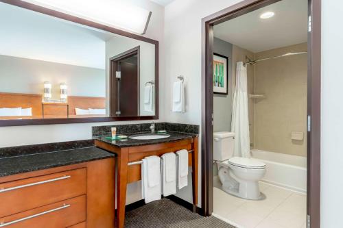 盐湖城盐湖城机场凯悦酒店的一间带水槽、卫生间和镜子的浴室