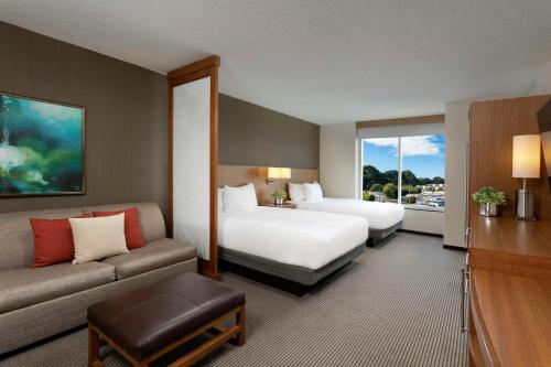 巴亚蒙巴亚蒙广场凯悦酒店的酒店客房,设有两张床和一张沙发