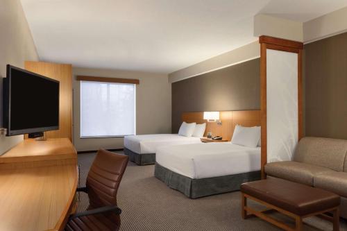 切斯特菲尔德圣路易斯/切斯特菲尔德凯悦酒店的酒店客房设有两张床和一台平面电视。