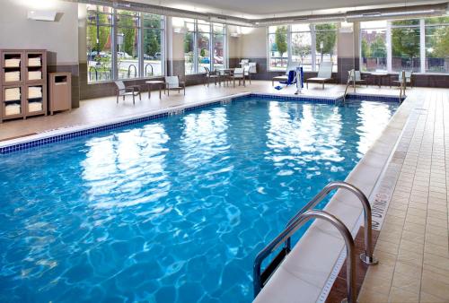 匹兹堡匹兹堡布鲁姆菲尔德莎迪赛德悦府酒店的大楼里一个蓝色的大泳池