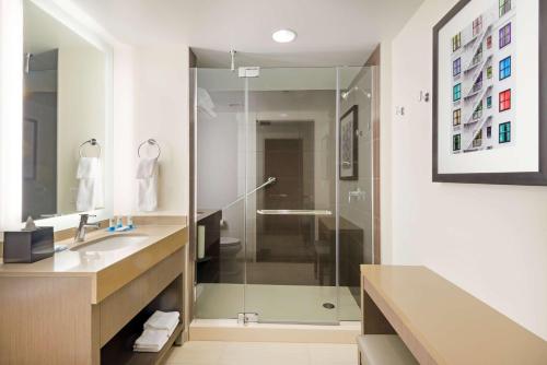丹佛丹佛/市中心凯悦酒店的一间带玻璃淋浴和水槽的浴室