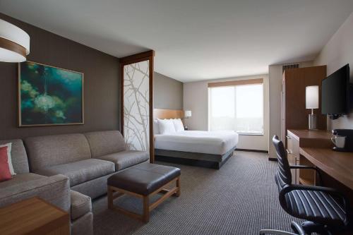 欧文DFW凯悦嘉轩酒店的酒店客房设有一张沙发和一张床