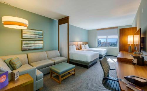 布卡拉顿博卡拉顿凯悦嘉轩酒店的酒店客房,配有床、沙发和床,还有一间客房