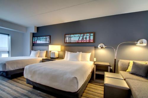 埃文斯顿芝加哥/埃文斯顿凯悦酒店的酒店客房,设有两张床和一张沙发