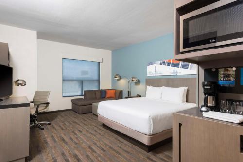 奥斯汀奥斯汀/市中心悦府酒店的配有一张床和一台平面电视的酒店客房