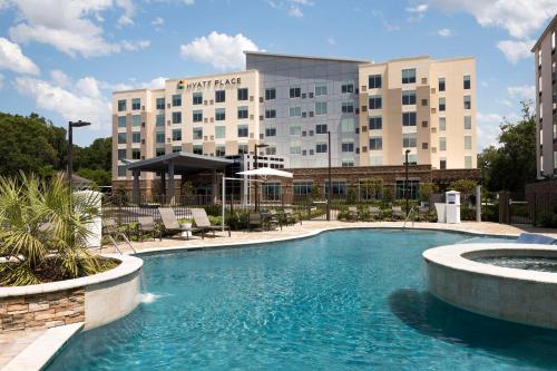 比洛克西Hyatt Place Biloxi的大楼前设有游泳池的酒店