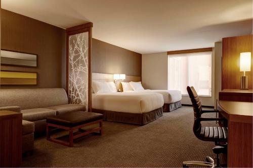 VeronaHyatt Place Madison/Verona的酒店客房设有两张床和窗户。