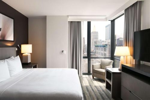 纽约纽约/切尔西凯悦嘉寓酒店的酒店客房设有一张床和一个大窗户