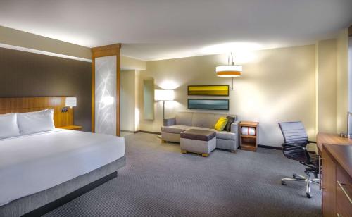 华盛顿华盛顿特区凯悦嘉轩酒店/国家广场店的酒店客房,配有床和沙发