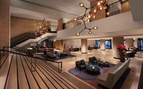 悉尼悉尼凯悦酒店的大厅,设有沙发和桌子