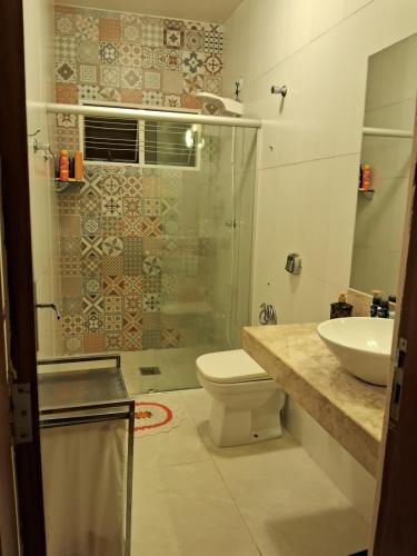 阿拉沙Aconchego的带淋浴、卫生间和盥洗盆的浴室