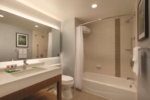 华盛顿华盛顿乔治城西区凯悦酒店的一间带水槽、浴缸和卫生间的浴室