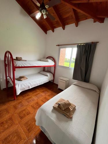米娜克拉韦罗Hotel Aimara的客房设有两张双层床和一扇窗户。