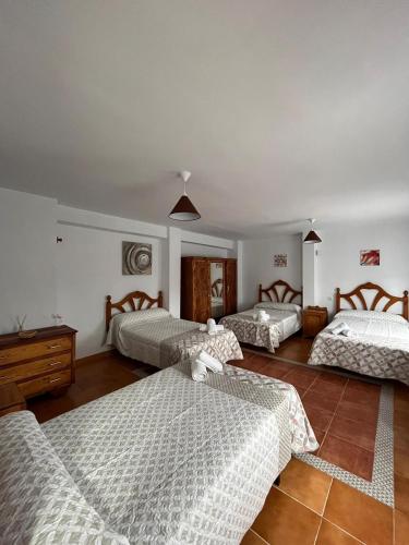 卡索拉Casa Los Belenes的一间卧室,配有三张床