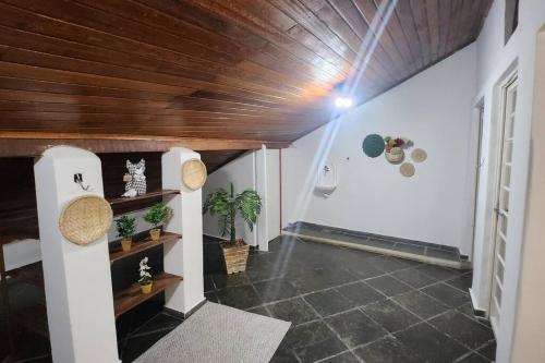 圣若昂-德雷CASA DOS SINOS的木天花板走廊和植物间