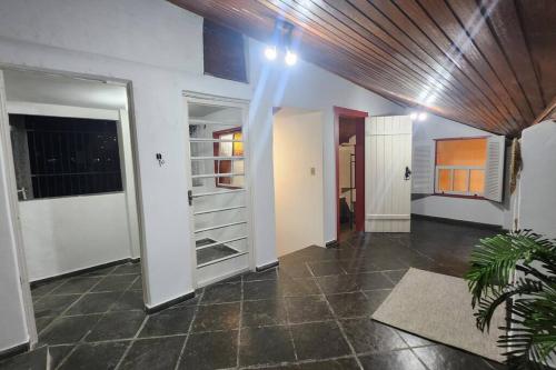 圣若昂-德雷CASA DOS SINOS的一间设有白色墙壁和木制天花板的走廊的客房