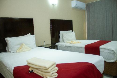马翁Kamanga Safari Lodge的两张位于酒店客房的床,配有毛巾