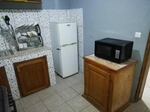 林贝Serenity Place的厨房配有微波炉和冰箱。