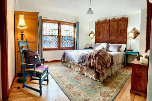 拉伯克Luxury Oasis- 1 bedroom romantic getaways的卧室配有床、椅子和窗户。